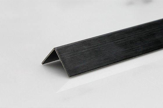 Chapa de aço inoxidável escuro escovado Trim V Forma DIN padrão 2438MM comprimento