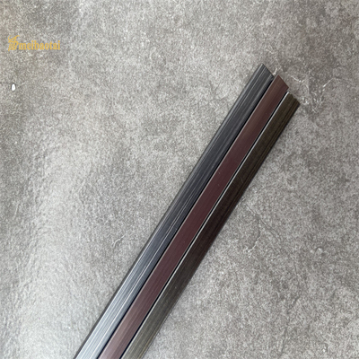 U dá forma à guarnição que de aço inoxidável da telha a linha fina preta terminou o comprimento 2438-3048MM